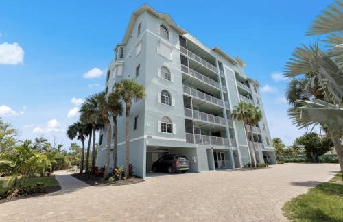 South Island House | Captains Bay 3BR Beach Condo