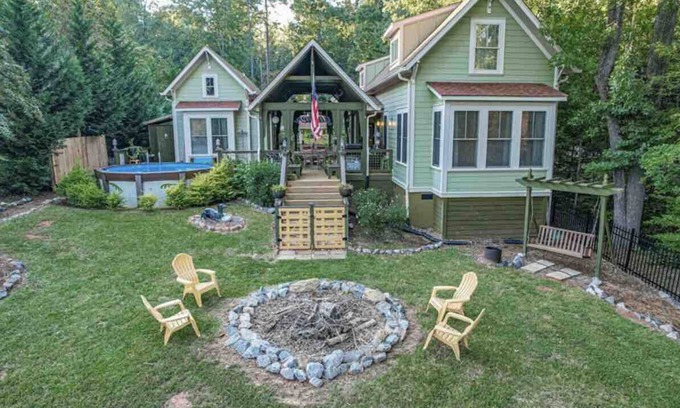 Eatonton Cottage | Captain’s Cove Lake Cottage with Dock, Pool, & Game Room