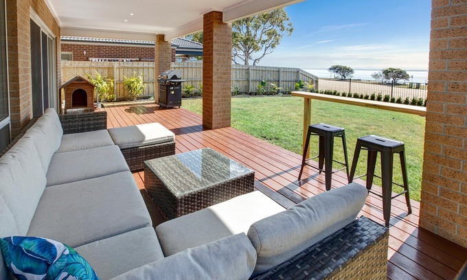Paynesville House | Captains Hideaway - Holiday with water views and modern luxury amenities