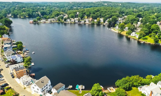 Lynn Bed & Breakfast | Captains quarters on the lake in lynn
