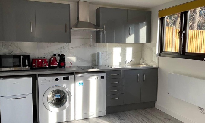 West Hendon Apartment | Captivating 1-bed Studio in London