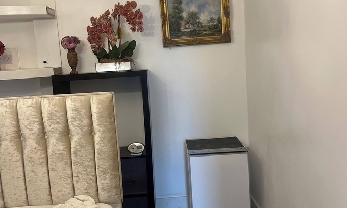 Stanley House | Captivating 4-Bed House in Wakefield