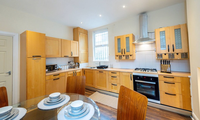 Liverpool House | Captivating 5-bed House in Liverpool With Parking