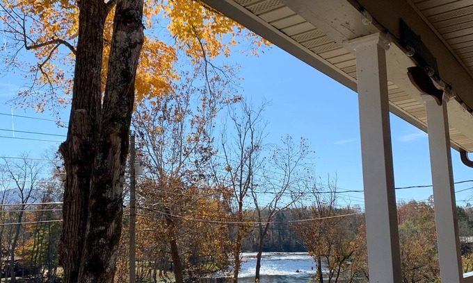 Bristol Cottage | Captivating Cottage on the River with amazing Mountain Views!