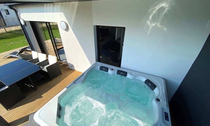 Carantec House | Carantec 4 stars villa with jacuzzi and garden