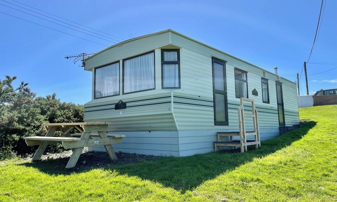 Bwlchtocyn Cottage | CARAVAN AT CARTREF, family friendly, with a garden in Abersoch