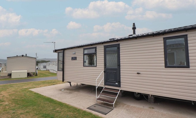 Towyn Cottage | CARAVAN B8, pet friendly, country holiday cottage, with pool in Towyn