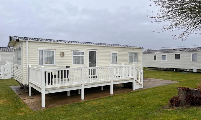 New Forest District Apartment | Caravan by the sea,2 bed, sleeps 4,Dorset coast in New Forest On site entertainment and leisure complex available for extra