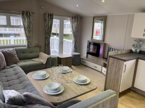 Dogdyke Ski Chalet | Caravan-Sleep8-HotTub-FreeP-Balcony-FamilyFriendly