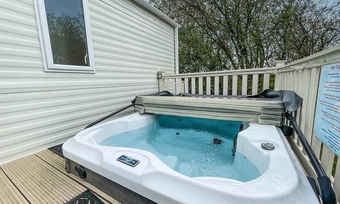 Tattershall Cabin | CaravanSleeps6-HotTub-Garden-WaterWonderland