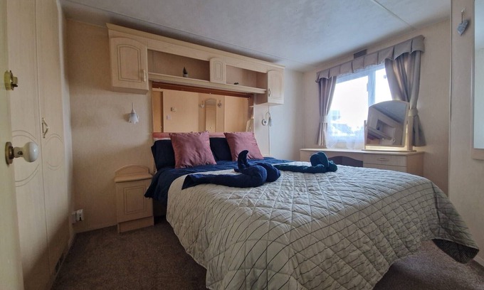 Penparcau Ski Chalet | CaravanSleeps6-Parking-Pool-Mountain-PetsOk