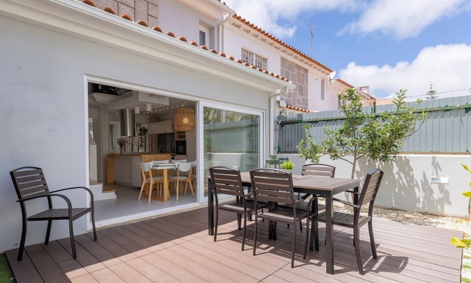 Carcavelos House | Carcavelos Sunny Retreat 1 by LovelyStay