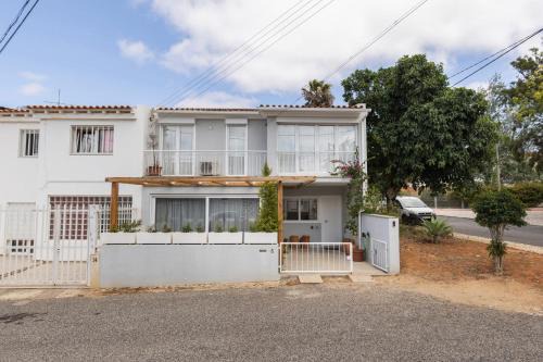 Carcavelos Apartment | Carcavelos Sunny Retreat by LovelyStay