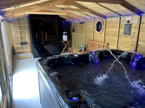 Fairwater House | Cardiff - Sleep 7- Hot tub, Sauna