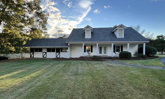 Phenix City Cottage | Caretakers Cottage with pool