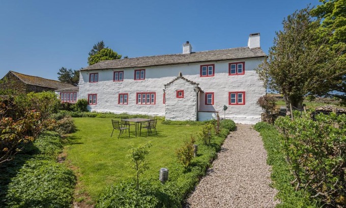Penrith House | Carhullan Farmhouse - With Hot Tub & Dog-friendly