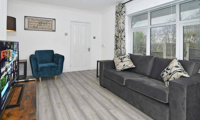 Stoke-on-Trent House | Carling House, lovely 3 bedroom home near local attractions in Stoke