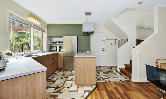 Carlton House | Carlton Dream: Leafy 2-bed bathroom Lygon St terraced house