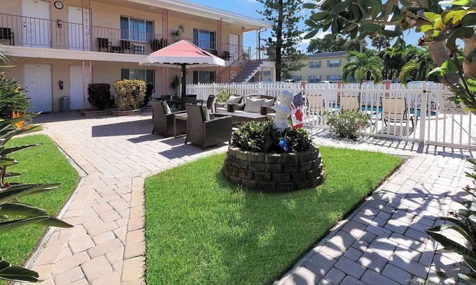 St. Pete Beach Hotel | Carlton House Motel
