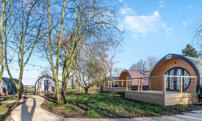 Mappleton Cottage | CARLTON MANOR POD 11, family friendly, with a garden in Aldbrough
