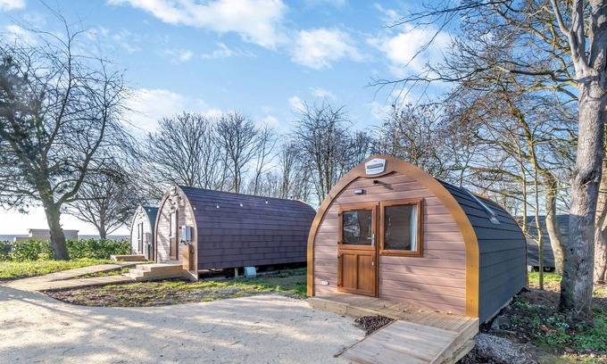 Mappleton Cottage | CARLTON MANOR POD 5, family friendly, with a garden in Aldbrough