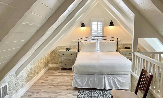 Golden Rectangle House | Carmel Green Lantern Inn