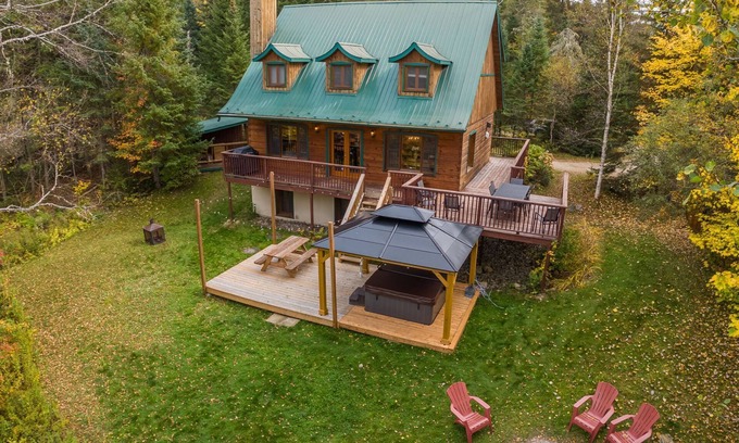 Lac-Superieur Ski Chalet | Carmen: waterfront chalet w/spa & sauna