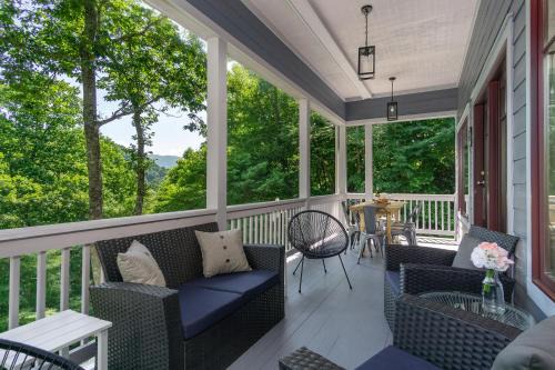 Laurel Ridge House | Carolina Blue Pet Friendly, Deck, Treetop Views