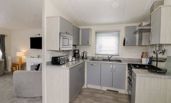 Evesham Cottage | CAROLINA LODGE, family friendly, with a garden in Evesham