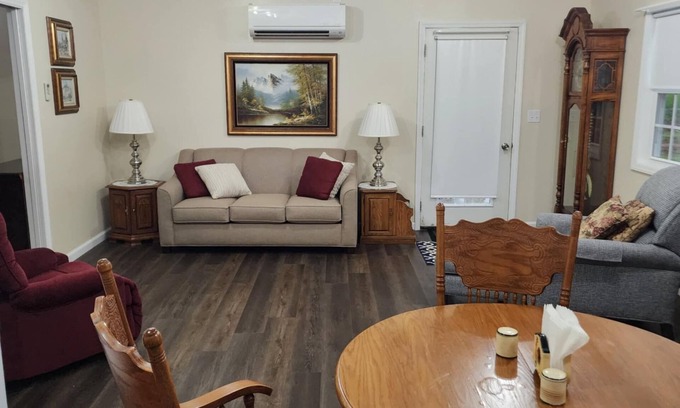 Hamptonville House | Carolina Rest in Amish Country