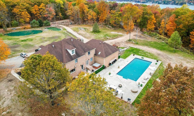 Hewitt Villa | 'Carpathia West Estate' - 7-Bedroom Villa!