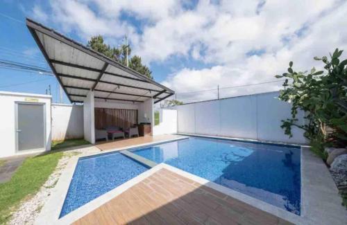 Jaco Apartment | Carport Strong Wifi Vaulted Ceilings