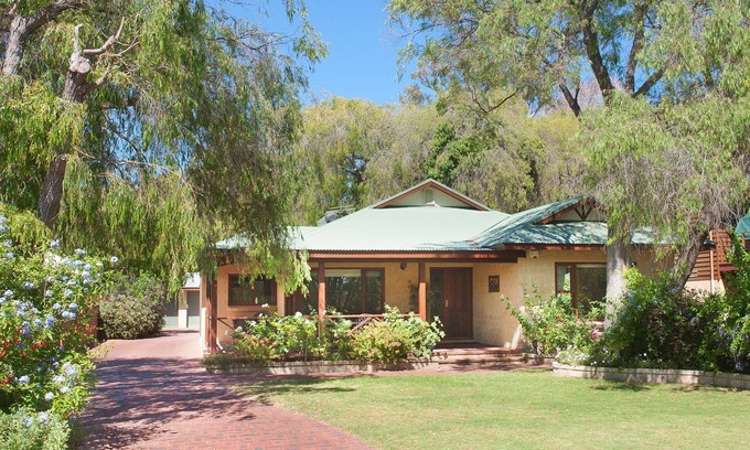 Quindalup House | Carramar Cottage - under peppermints by the beach