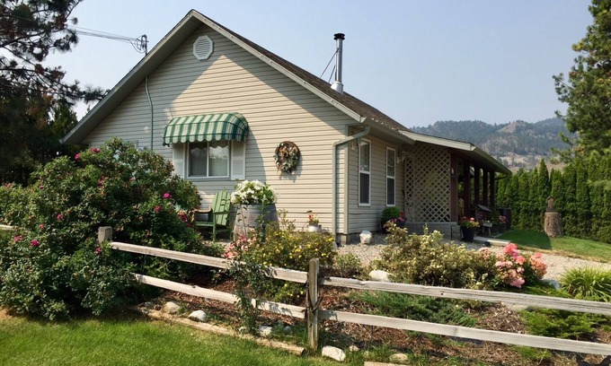 Central Okanagan Cottage | Carriage House at the Poolside Retreat, Peachland our mini resort