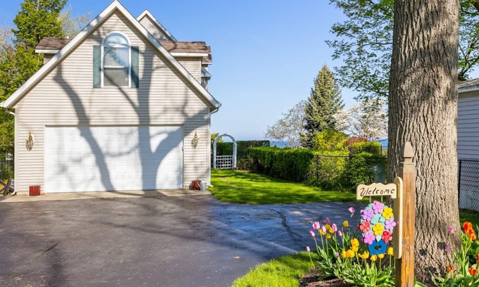 South Haven House | Carriage House | Intimate Retreat with Private Lake Access | Outdoor Grill