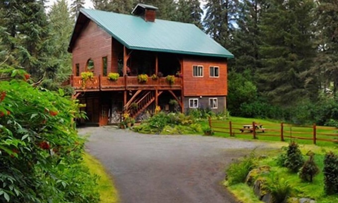 Alyeska Apartment | Carriage House Suite - cozy 1st level duplex apt.
