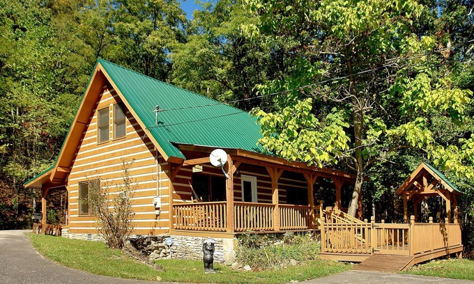 Cosby Cabin | Carrie's - 4 Bedrooms, 2.5 Baths, Sleeps 12 Cabin by RedAwning
