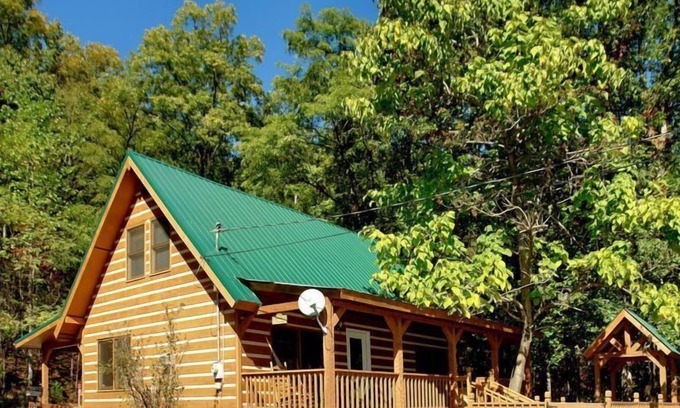 Cosby Cabin | Carrie's Cabin - 4 Bedrooms, 2.5 Baths, Sleeps 12 by RedAwning