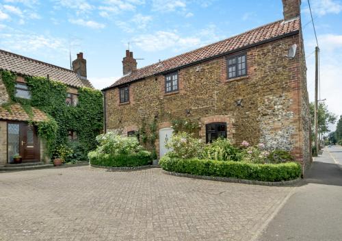 Grimston House | Carrstone Cottage