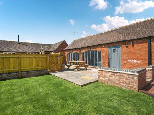 Upton Cressett House | Cart House Barn - Uk49802