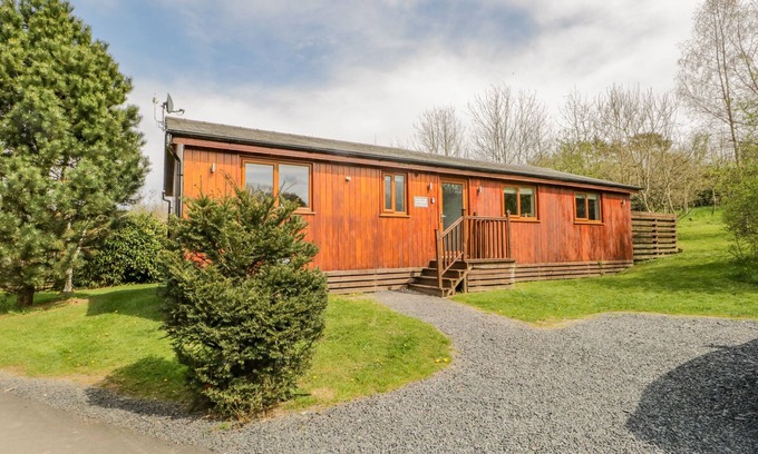 Allithwaite Cottage | CARTMEL LODGE, pet friendly, with hot tub in Allithwaite