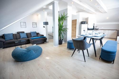 Monikaviertel Apartment | CASA 8070 Exklusive Maisonette 91 qm 4 Zimmer 1-9 Personen in Ingolstadt nähe A9, inklusive Parkplatz am Haus, Netflix, Kaffee, Tee, 24-h self-check-in, ideal für Gruppen, Familien und Geschäftsreisende