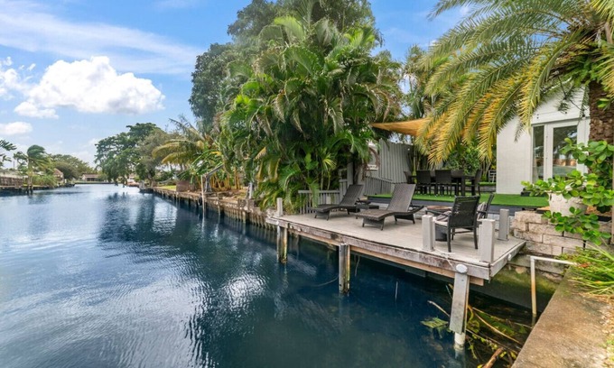 North Central Hollywood House | Casa Agape Waterfront Hot tub