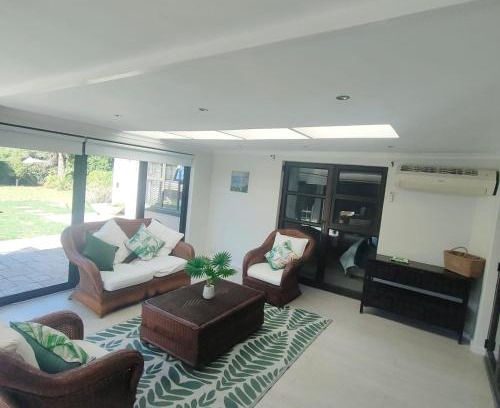 Constantia House | Casa Alara warm and welcoming