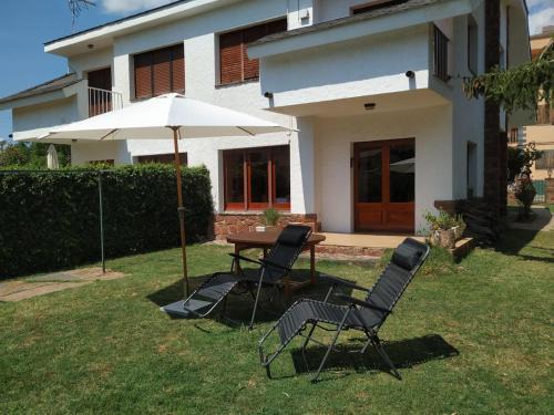 Prades House | Casa amb jardí i llar de foc