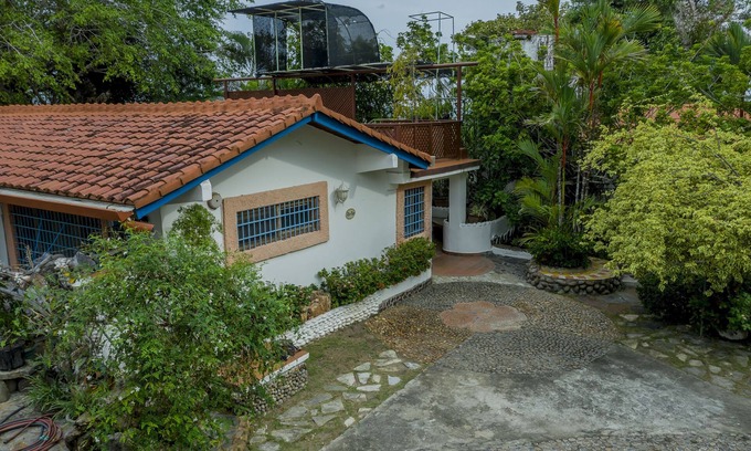 El Palmar House | casa amplia con acceso directo a playa semi privada con arboles y vegetación.