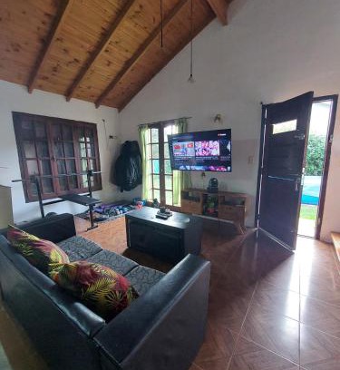 Las Colinas de Peralta Ramos House | Casa amplia con jardin grande, parrilla y pileta en mar del plata en barrio jardin pegado al bosque peralta ramos