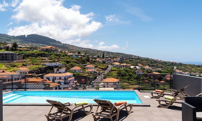 Estrela da Calheta House | Casa Antonette, a beautiful warm house, sun all day with a big pool to enjoy.