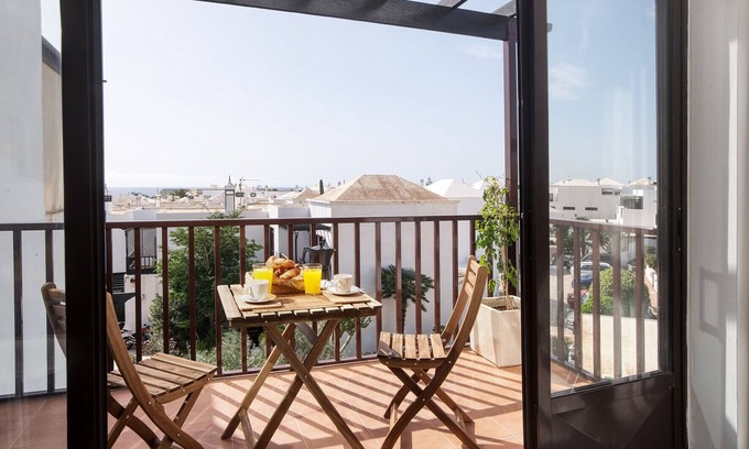 Costa Teguise Ski Chalet | Casa Atlantida - Quiet house with balcony and fast Wifi