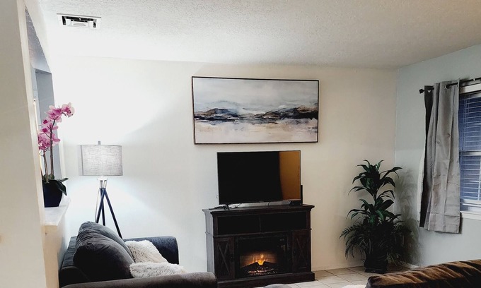 Paradise Hills Civic House | Casa Azul is charming two bedroom. Great location when exploring Albuquerque.